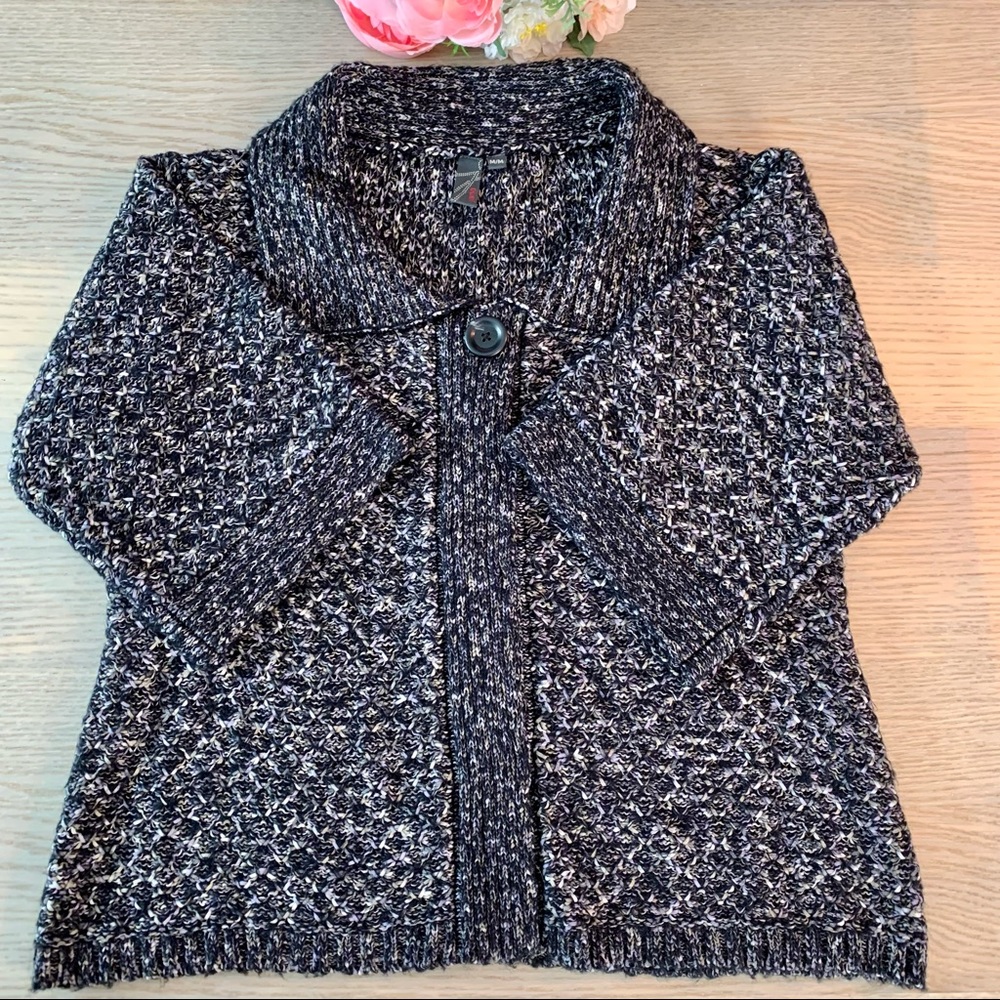 Black & grey sweater with cropped sleeves SZ M